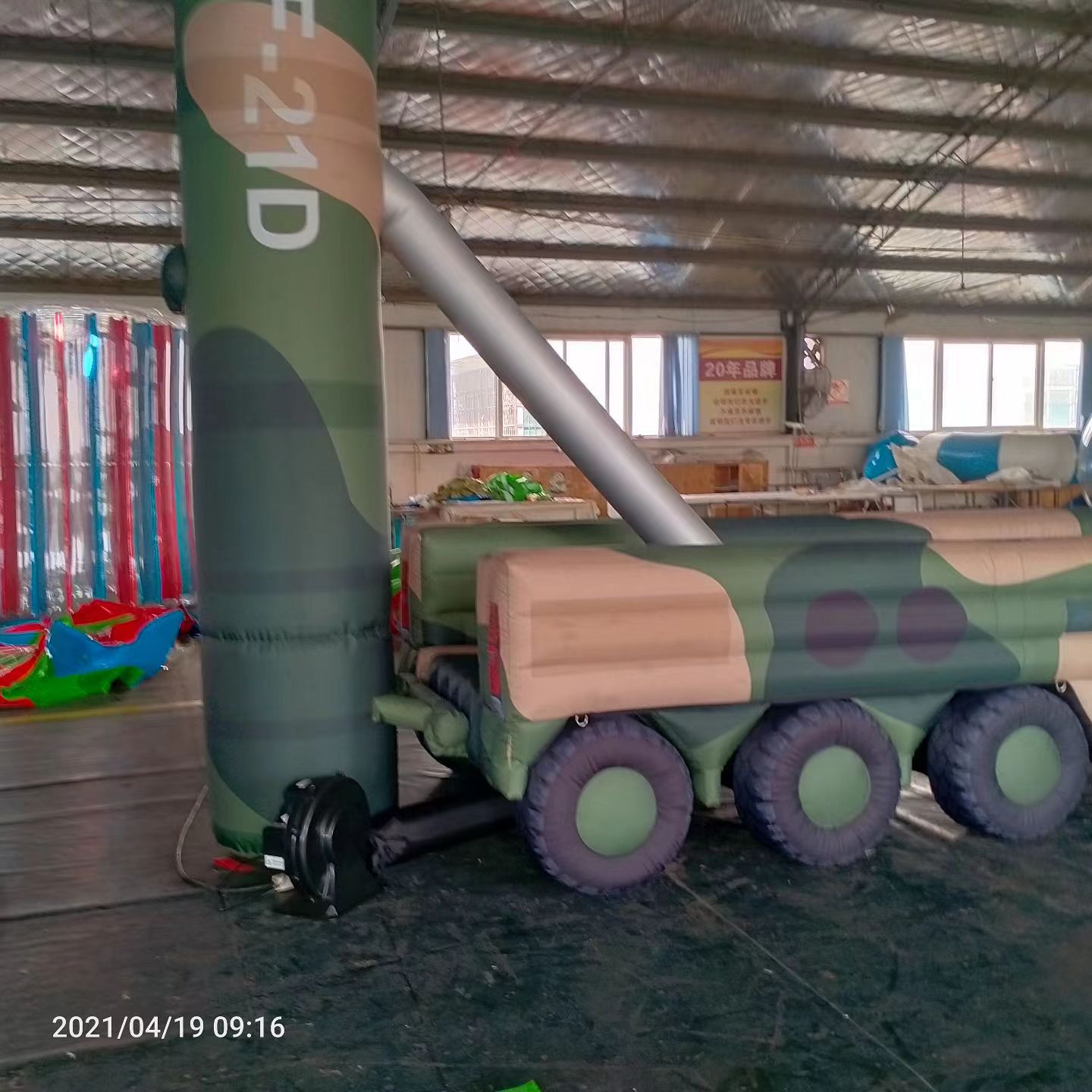 东方军事演习中的充气目标车辆：模拟发射车雷达车坦克飞机